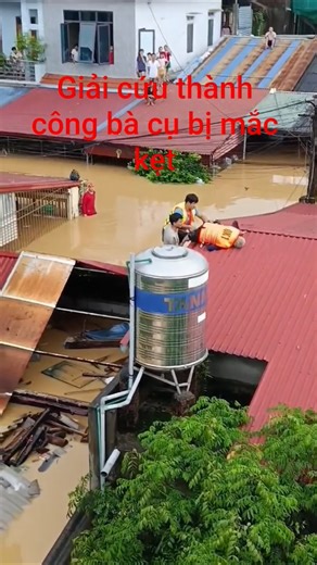 giải cứu thành công bà cụ bị mắc kẹt do lũ #shorts