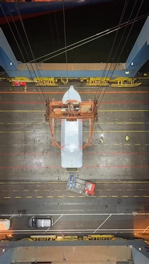 When cargo doesn’t fit the standard mould, we need to think out the box. APM Terminals Gothenburg in Sweden specialises in handling cargo that doesn’t fit inside a standard container, like the boat in this timelapse video. This type of operation - known as break bulk - calls for careful planning, a touch of creativity, and, above all, an experienced team. Whatever the shape, weight or complexity, breakbulk cargo is handled with safety and efficiency. | APM Terminals