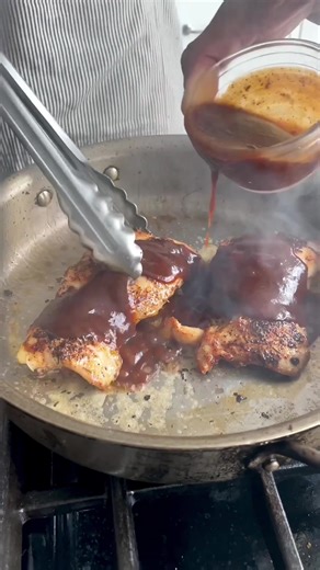 ❗ Take a look at how Chef Chris Massiah (@cm_s.m.a.s.h) gets the chicken done for his BBQ Glazed Chicken with a Mac n Cheese Muffin and Collard Greens! 🍗 Find this meal and many more of Chef Chris' finest at our NY menu 🔥 | CookUnity