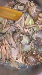 I'm usually not a seafood person but a hot crab curry with soft white bread always hits the spot. Many foreigners prepare crab very bland if I might add, but trust me, once you try it this way, there's no going back! The full recipe is on https://eatmeerecipes.co.za P.S I usually don't add water other than the tamarind water to my way of cooking crab as I prefer the thicker gravy but you can adjust it accordingly & add in water to your gravy preference. | EatMee Recipes