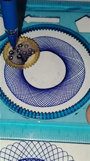 This Spirograph Looks 100% Digital — But It’s All Hand-Drawn! 😱🌀 #Shorts