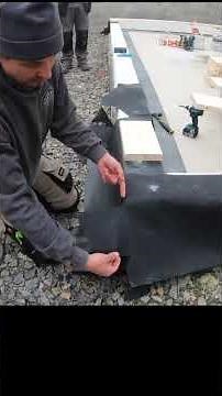 Comment poser de bandes étanches au pied d'une ossature bois #ossature bois #diy #menuiserie