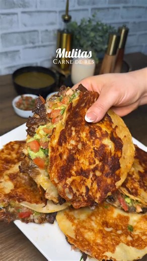 Beatriz Contreras - Recetas on Instagram: "Mulitas de carne de res, deliciosas y muy fáciles de preparar #ideasdecomida #recetasfaciles #recipe #dinnerideas #mexicanfood"