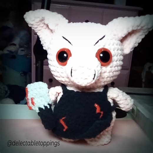 Robina Tennant on Instagram: "Hogs N Kisses with this Butcher Mod is one of my favorite horror patterns I have designed! I used hot glue for the blood on the apron and knife then colored it with red acrylic paint and treated it with resin and uv! So cool! All of my patterns can be found on Patreon, Ravelry, Ko-fi and Ribblr! Tedooo coming soon. #delectabletoppings #crochet #horror #herepiggypiggy #thebutcher #amigurumi #pig #hogsnkisses #butcher #halloween #crochetpattern"