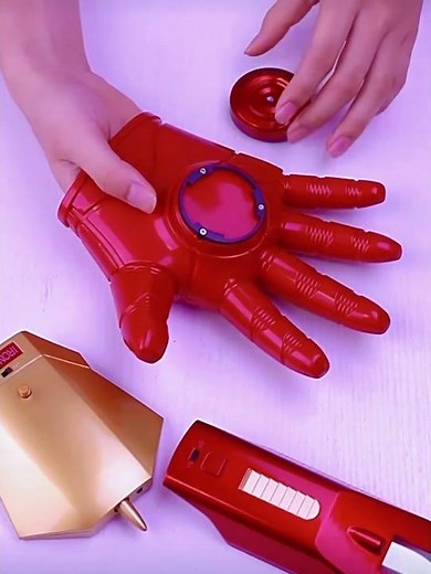 How to wear the Iron Man glove that can fire arrows