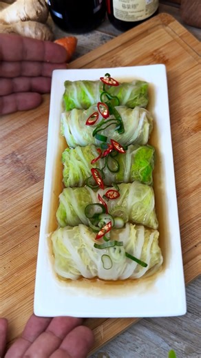 Comment sublimer le chou chinois 👌 Ingrédients pour 10 farcis : - 10 feuilles de chou chinois - 250 g de porc ou de poulet haché - 4 g de champignons noirs déshydratés - 50 g de carotte - 10 g de gingembre - 1 oignon botte - 3 càs de sauce soja - 1 càs de sauce huître - 1 càs d’huile de sésame - poivre Pour la sauce : - 1 càs de sauce soja - 1 càc de sucre - 1 càc de fécule de pomme de terre 5 cl d’eau - 1/2 càs d’huile de sésame #recette #reels #food | Le riz jaune