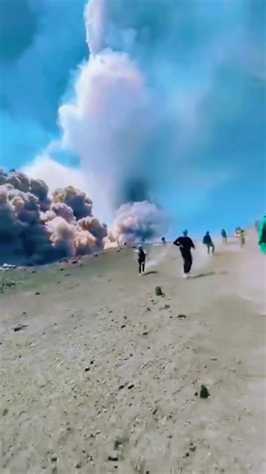 le volcan 🌋 l'Etna est rentré en éruption des touristes visiter le volcan quand soudain le volcan rentre en éruption ,les touristes obligé de courir pour éviter le drame. | Média du soleil