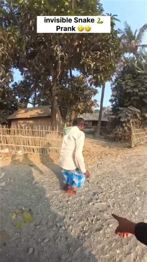 सांप देखकर सब डर गए 😱😂 | Snake Prank Funny Video #shorts