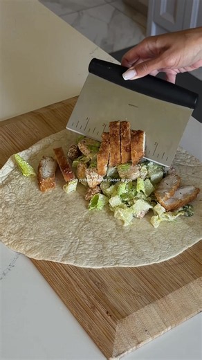 the cottage cheese made the caesar sauce taste good I PROMISE caesar dressing (makes a lot to last for days) - 1 cup cottage cheese - 1 lemon - 2 tsp dijon mustard - 2 tsp worcestershire sauce - 1 garlic clove - 4 tbsp parmesan cheese - 1 tsp paprika - salt - black paper - 1-2 tbsp water (to thin) #highprotein #cottagecheese #chickencaesarwrap