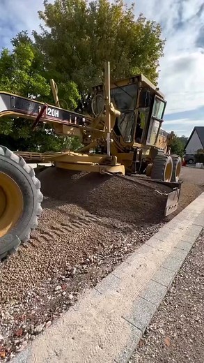 Grader Technology | Grader Content on Instagram: "Describe this video with one word... GO! 👇 . . #gradersofficial #grader #motorgrader #graderlife #construction #constructionindustry #earthmoving #earthworks #heavyequipment #heavymachinery #equipment #mining #civilconstruction #construction #civilconstruction #caterpillar #johndeere #volvo #komatsu #Hitachi #topcon #trimble #australia #america #europe #world"