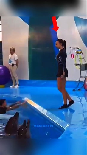 ഈ പെൺകുട്ടിയും അവളുടെ ഡോൾഫിനും എല്ലാവരെയും പറ്റിച്ചു 🐬💙 | #shorts