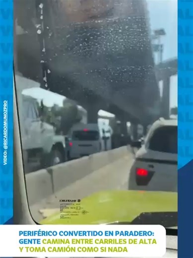 En redes sociales se difundió un video en el que una combi tomo pasaje en el carril de alta en Periférico, provocando diversas reacciones como quejas porque usuarios consideran que no es un lugar permitido para subir pasaje. ¿Qué opinas? #videoviral #periférico #pasaje