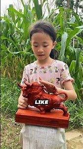 There was no money… Dad made a piggy bank for his daughter with his own art 🪵❤️