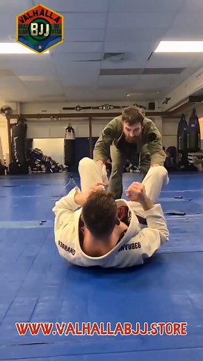 Acrobatic Agility Meets BJJ Technique: A Spectacular Drill 🥋🌟 Today's BJJ spotlight is on a drill that's as athletic as it is unconventional. Watch in awe as one of the practitioners performs a stunning somersault, rolling over their opponent to land in a mount position, and then flawlessly transitions into a triangle choke with their legs. This move is not just about physical agility; it's a brilliant demonstration of creativity and technical prowess in Brazilian Jiu-Jitsu. 🤸‍♂️🔒 This dynam