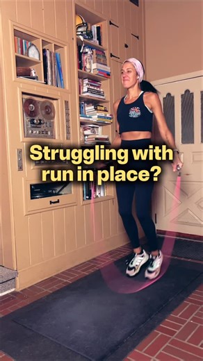 When you transition from both feet jumping together to alternating, it can feel weird, awkward and almost like your brain and legs don’t want to work together. 😵‍💫 The result is usually you feeling (and looking) a bit disjointed, robotic and glitchy 🤖 ‼️The drill to smooth it out ⬇️ 4x R leg 4x L leg 3x R leg 3x L leg 2x R leg 2x L leg run in place!⤵️ 1x R leg 1x L leg 📝THE WORKOUT & TEST: Take 30 seconds and drill 4 x each leg. If you can complete that without tripping, lower the reps to 3x