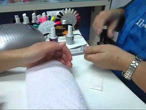 Paso a Paso aplicación del esmaltado en gel semipermanente Just Gel de IBD - Paso 1