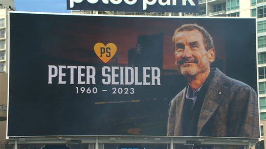 Sheel Seidler lanza el 1er pitcheo