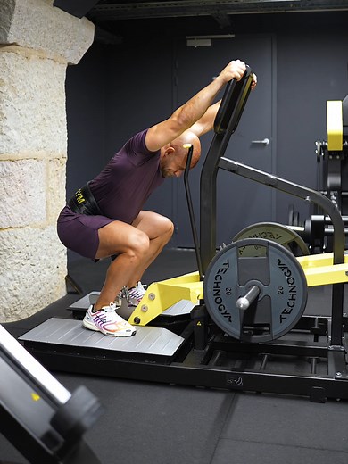 Today, we’re sharing 4 essential exercises to perform on the Technogym Pure Belt Squat. @gregchipponicoach wants to remind you that we’re talking about muscle dominance, as it’s impossible to isolate a single muscle in a multi-joint movement. The illustrations for each exercise simply highlight the main muscle being targeted, depending on the variation and execution technique. The Technogym Pure Belt Squat is an incredibly versatile machine that lets you train effectively without loading weight 