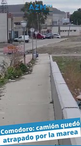 4.6K views · 38 reactions | UN VEHÍCULO REPARTIDOR, CON CARGA PESADA, SE ATASCÓ EN LA PLAYA DEL 99 ‍♂️Se cree que el conductor se acercó a la costa para cargar #arena, como suele verse en la playa del barrio #stellamaris. El #camion llevaba bolsas de cemento y arena, al parecer el peso ocasionó una erosión en el suelo que lo “encalló”. Cientos de personas se acercaron a fotografiar y registrar el momento en #comodororivadavia | Canal9Patagonia | Facebook