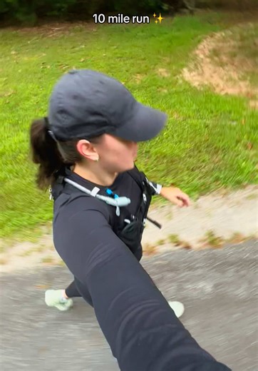 10 Mile Running Tips for Beginners in All Black Apparel