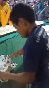 "México lindo y querido..."🤪😜😆 Después de romper un record del pastel más grande, se invitó a la gente a que tomara un pedazo y esto fue lo que pasó | Alerta México