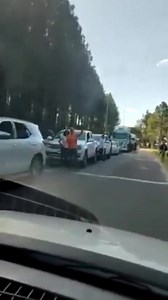   TURISMO Frontera: Las colas del lado argentino llegaron hasta Arroyo Verde en la tarde noche de ayer. Del lado uruguayo ya se observa una fila de 1500 metros. Para hoy se espera un movimiento aún mayor dado que la mayoría de los argentinos libra jueves y viernes para disfrutar del fin de semana largo. Es intenso también el movimiento de salida de Uruguay. Fuente: Canal 11 Fray Bentos | 90.1 Fm Ideal | Facebook