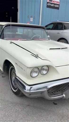 1958 FORD THUNDERBIRD SUPER COUPE • 32 000 $