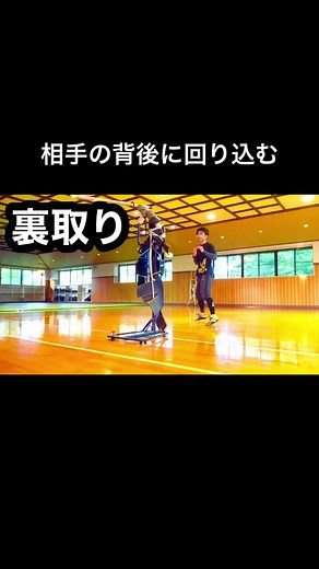 ストレートを起点とした、攻め方の一例です。 相手の背後を取ることも可能です。 またこの動作を繰り返す事により、相手のバックステップを誘い、 リングのコーナーに追い込むこともできます。#ボクシング#テクニック#裏とり