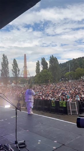 こっちのけんと on Instagram: "【LIVE】はいよろこんで / JOIN ALIVE 2025 #joinalive #ジョインアライブ #はいよろこんで #ギリギリダンス #こっちのけんと"