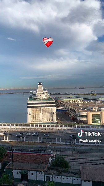 تجربة مشاعر الزيف والذكريات المؤلمة