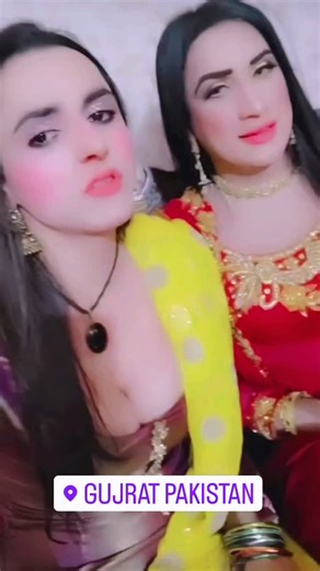 Chanda Pyari on Instagram: "2023 with Rida in Gujrat癩❤️ #pakistan #lahore #mujra #dance"