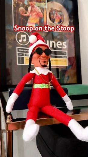 Snoop On The Stoop plays Christmas rap banger 🎅🏼🔥 *FIRE*