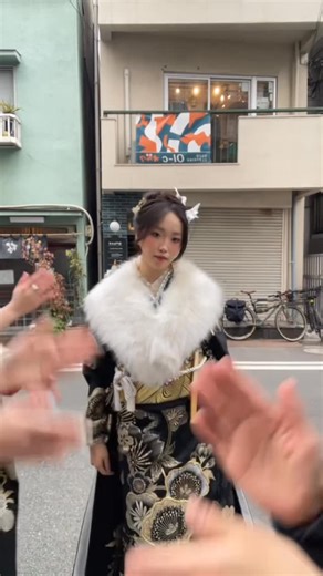 SHINMII Kimono Rental Asakusa on Instagram: "✅Gói thuê Kimono: Miễn phí làm tóc và phụ kiện. Kimono Rental Package: Free hairstyling and accessories included. ✅ Gói dịch vụ trọn gói: Thuê đồ + làm tóc + trang điểm nhẹ + phụ kiện full set, giúp bạn tự tin tỏa sáng trong từng khung hình. ✅ All-inclusive Service Package: Kimono rental + hairstyling + light makeup + full accessory set, helping you shine confidently in every photo. ⏰9:00~17:00 📍 Địa chỉ:〒111-0034 東京都台東区雷門2丁目6-11雷門ヒルズ3F Google map ht