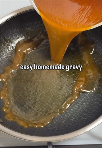 Easy homemade gravy 😍 #gravy #pavo #pavochon
