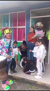 1.3M views · 10K reactions | Maestra Marisol los patroncitos que son todos sus alumnos y padres de familia, le mando flores y este detalle por su cumpleaños gracias por todo el cariño que le brinda a sus alumnos feliz cumpleaños y que siga cumpliendo muchos años más 拾 | Tommy Show | Facebook