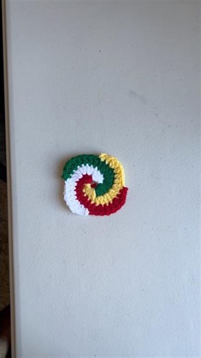 Spiral square crochet using 4 colors of yarn 🧶 #crochet #diy #crocheteveryday #crochetting