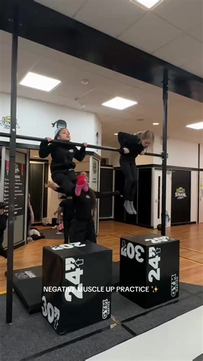 Strong negatives 💥 Negative muscle-ups developing control, strength and great technique 💪🏼✨ #SurvivalFitness #calisthenics #childrensfitness #muscleup #negativemuscleup