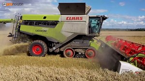 CLAAS Lexion 8800 and Versatile 405 Harvesting