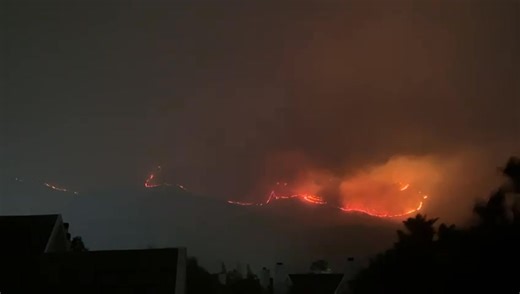 Dave sent us this two hour time-lapse video of the fire in the region from Val de Vie Estate near Paarl up until sunrise this morning (10 January 2026). Whatsapp photos/videos to 081 251 8029 See https://snowreport.co.za for weather forecasts. | Snow Report SA