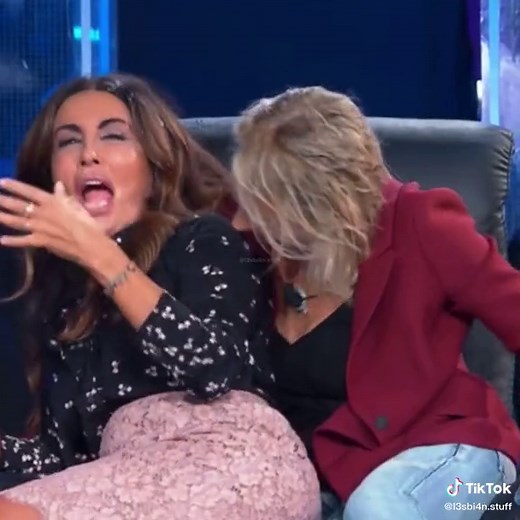 Momenti epici tra Sabrina Ferilli e Maria De Filippi: il dettaglio inosservato! 🫣