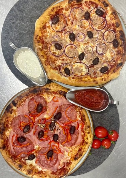 Combo pizza: Alegeți combo-ul potrivit ție! 2 pizza cu două sosuri incluse 3 pizza cu 3 sosuri incluse și 3 sucuri la alegere 5 pizza și un suc la 2 L din gama Pepsi. Comandă și tu pe Bolt, Wolt #essentia #combos #pizza #napoli #cluj