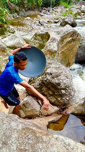 gold discovery process | traditional gold extraction process | super material containing gold | gold nugget $1500 in bedrock crack 😱‼️⛏️ amazing #puregold #goldmine #goldhunter #goldprocessing #goldextraction #goldminer #goldpanning #goldhunting | Otriadi