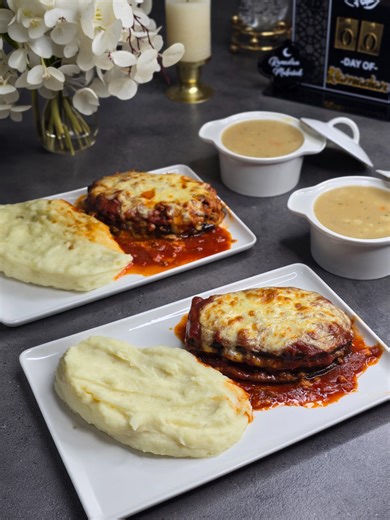 Patëllxhan me mish të bluar dhe pire 🍆 Produktet e kësaj recete i gjeni online me ZBRITJE në Viva Fresh Store. https://online.vivafresh.shop/recipe_details/?id=23 Përbërësit: • 3 patëllxhanë 🍆 • Ujë • Kripë 🧂 • Vaj Flowerra • Gjalpë 🧈 • 1 qepë 🧅 • 1 spec të gjelbërt 🫑 • 1 spec i kuq 🌶️ • 500gr mish i bluar Qobani 🥩 • 1 domate e grirë në rende 🍅 • Pak majdanoz 🌿 • 1 paketim pirë Italianno • Supë viçi Bonito • 2 lugë të mesme spec i kuq i bluar Italianno • Salcë domatesh • Kashkavall Eda