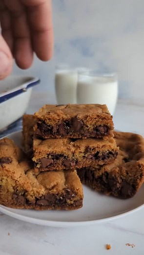 Melissa Griffiths - Easy Family Recipes on Instagram: "Nestle Toll House cookie bars are the perfect mix of chewy, gooey, and chocolatey goodness. This easy recipe delivers that classic cookie flavor in a simple, shareable bar — no scooping required! 😍🍪 Comment recipe and I’ll get the recipe sent to you ASAP! 📩 *𝑴𝒂𝒌𝒆 𝒔𝒖𝒓𝒆 𝒕𝒐 𝒇𝒐𝒍𝒍𝒐𝒘 𝒎𝒚 𝒂𝒄𝒄𝒐𝒖𝒏𝒕 𝒔𝒐 𝒕𝒉𝒂𝒕 𝑰𝒏𝒔𝒕𝒂 𝒅𝒐𝒆𝒔𝒏’𝒕 𝒆𝒂𝒕 𝒖𝒑 𝒎𝒚 𝑫𝑴 𝒕𝒉𝒂𝒕 𝑰 𝒔𝒆𝒏𝒅 𝒚𝒐𝒖* 🙃 Enjoy an easy side this week… and
