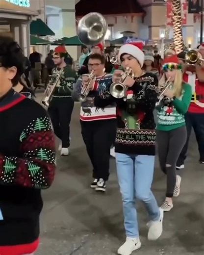 ICYMI...Santa is coming to town! 🎅 🎄 The biggest holiday celebration on the Emerald Coast is happening at Destin Commons on Friday, November 18th. Festivities take place from 6PM-8PM including entertainment for the whole family, complimentary photo ops, our beloved parade and, of course, Santa's arrival to light our Christmas tree! | Destin Commons