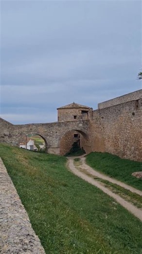 ¡El castillo de Almenar de Soria te dejará sin defensas! Su belleza y perfecta conservación nos dejan sin palabras. Aunque sea de propiedad privada, recorrer su perímetro merece la pena. 🎬 @rocioguijo #almenardesoria #castillo #soriaestademoda #turismo #castillayleon | Soria está de moda