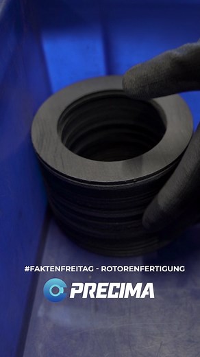 🎥 Ein Blick hinter die Kulissen bei PRECIMA! Im September habt ihr unsere Reibblech-Produktion kennengelernt – heute zeigen wir euch, wie unsere Rotoren entstehen. 🔧✨ Unsere Rotoren sind in einer Vielzahl von Größen und Ausführungen erhältlich – individuell angepasst an unterschiedlichste Anforderungen und Einsatzbereiche, sorgen sie für die nötige Sicherheit. Dabei setzen wir auf langjährige Erfahrung und höchste Präzision, um für jedes Bauteil das beste Ergebnis zu erzielen – für euch, unser