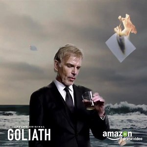 Einst top Strafverteidiger, heute Hobbyalkoholiker. Billy McBride ist durchgeknallt, aber nicht zu unterschätzen. | Amazon Prime Video