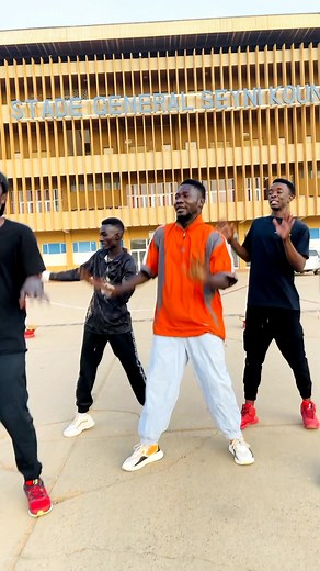 Le nouveau challenge de l'artiste Abel Zamani est lancé, faites vos vidéos. c'est la danse traditionnelle du Niger,cette danse traditionnelle doit être véhiculer ensemble au-delà de notre pays et notre continent.#foryou #niger #challenge #fyp @abelzamani @barakinabawanallah @babanlegasoufiane @dinebazooka