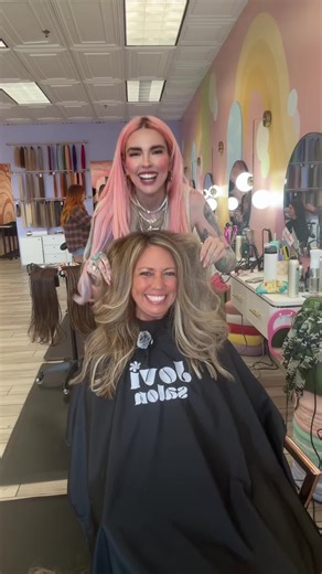 Over the last few days, in between a few easy maintenance appointments, I installed new extensions on five cuties. Some new friends and some familiar faces. And this is the only clip I managed to take the entire time. Sometimes I’m really intentional about documenting everything, and other times I get so locked in on what I’m doing and the person sitting in front of me that I completely forget to pull my phone out. This clip is short and sweet, but it makes me so happy because you can literally 